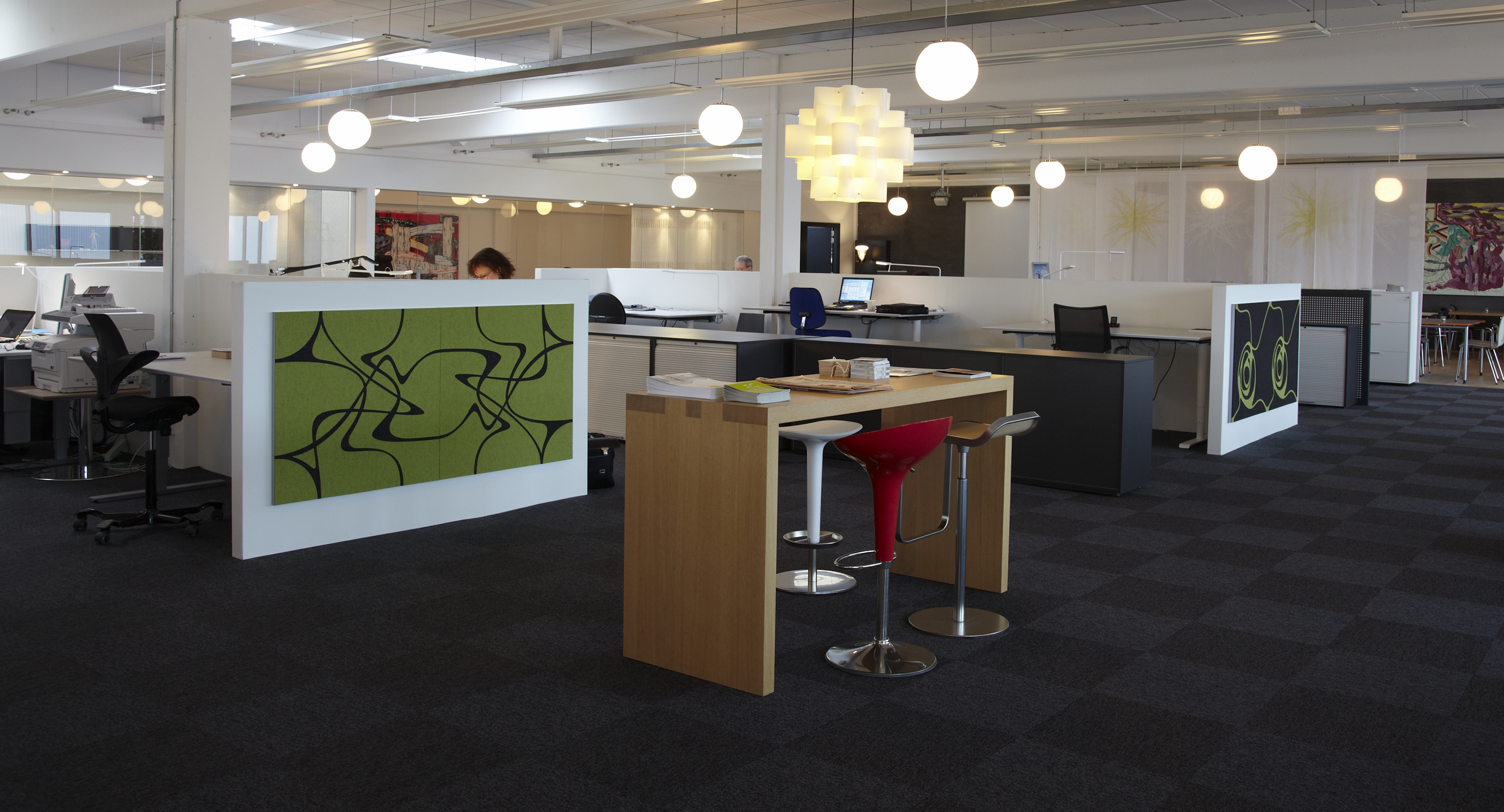 Kontor indrettet med Twister akustikpaneler i filt